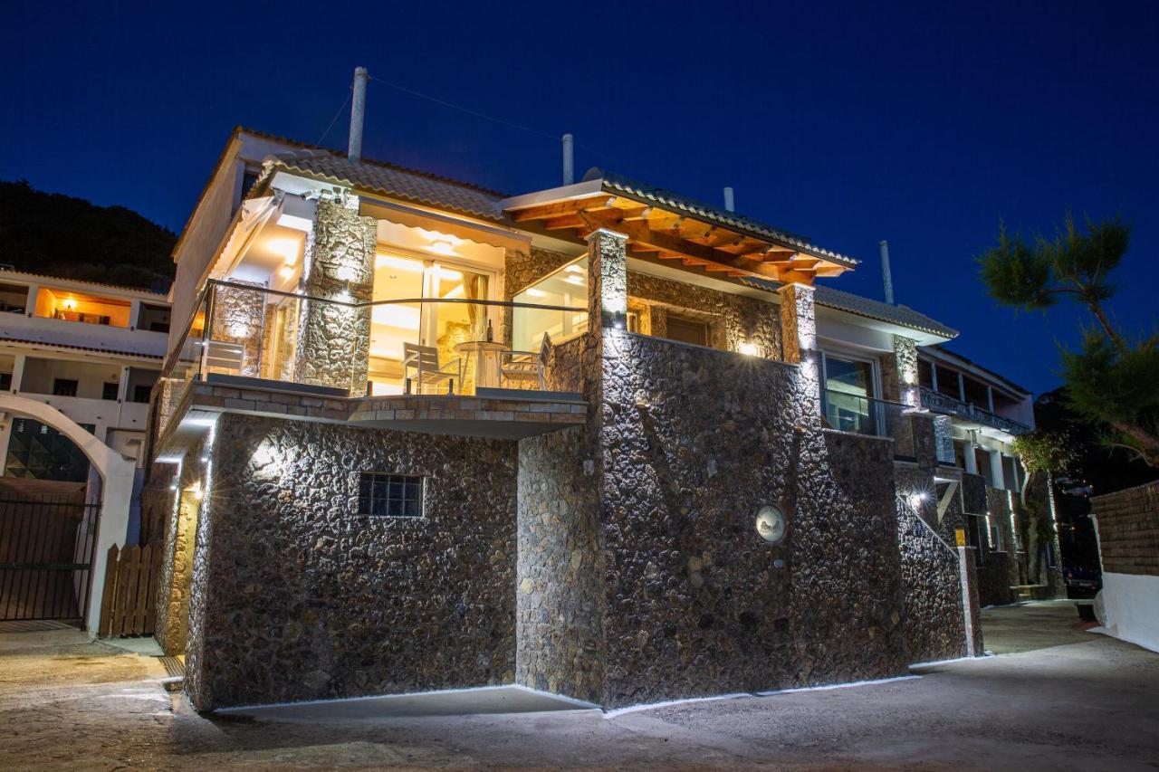 Black Rocks Family, Luxury Seafront Maisonette *