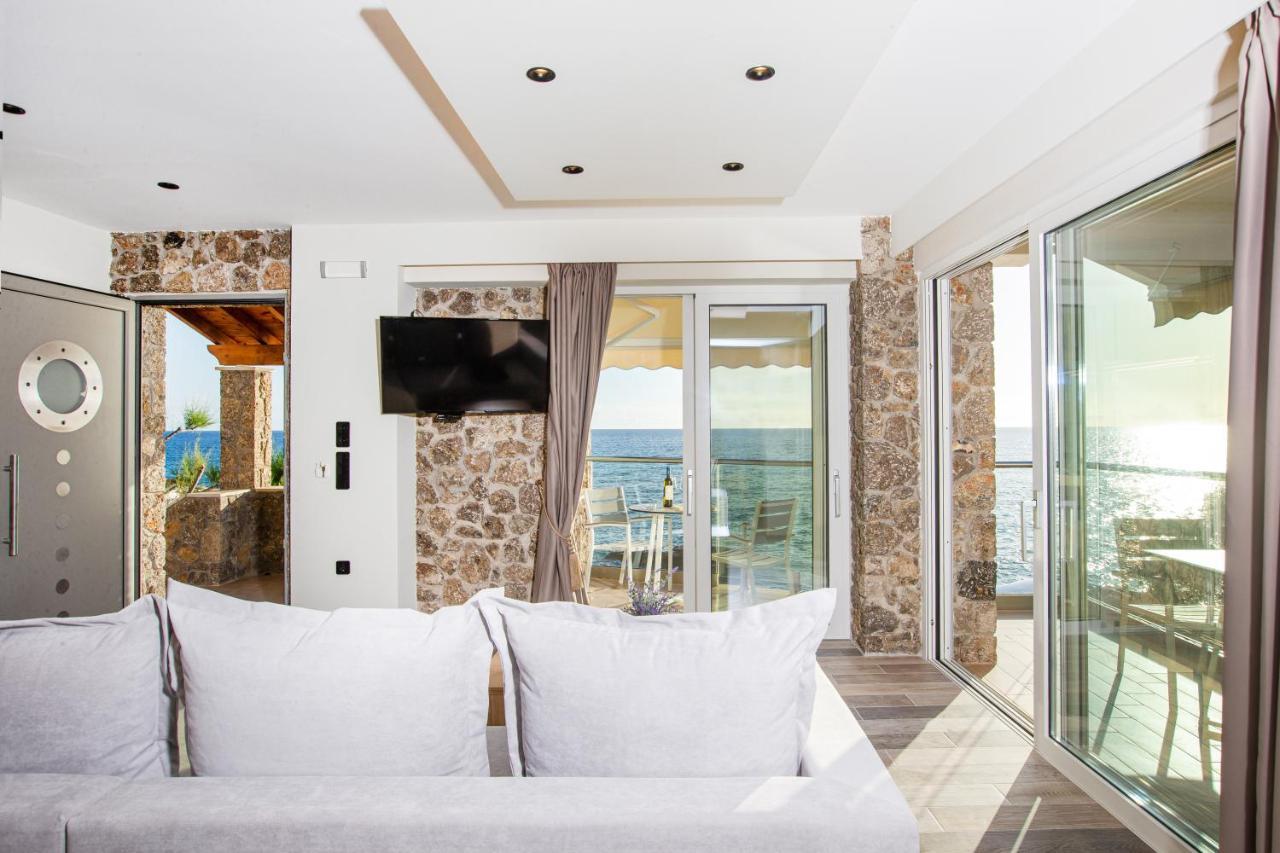 Casa vacanze Black Rocks Family, Luxury Seafront Maisonette *