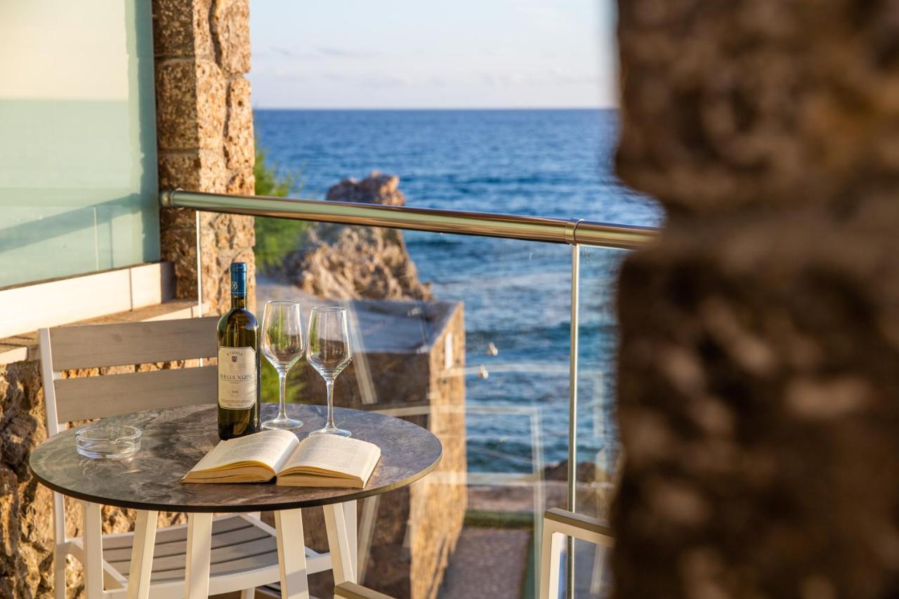 Black Rocks Family, Luxury Seafront Maisonette *