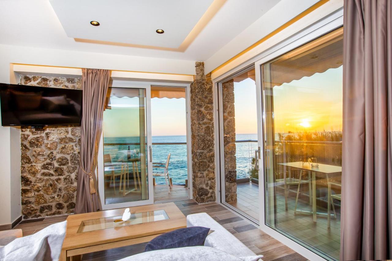 Casa vacanze Black Rocks Family, Luxury Seafront Maisonette