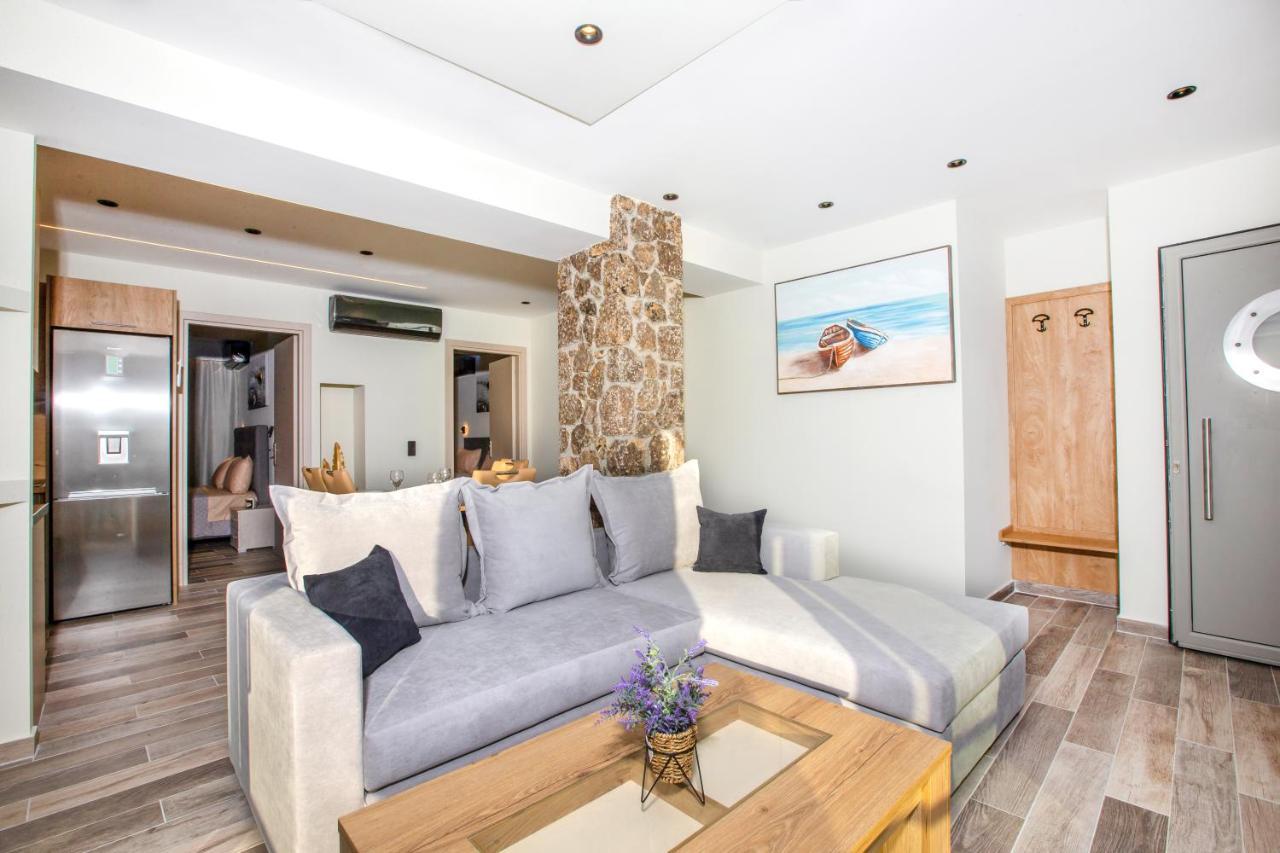 Black Rocks Family, Luxury Seafront Maisonette *