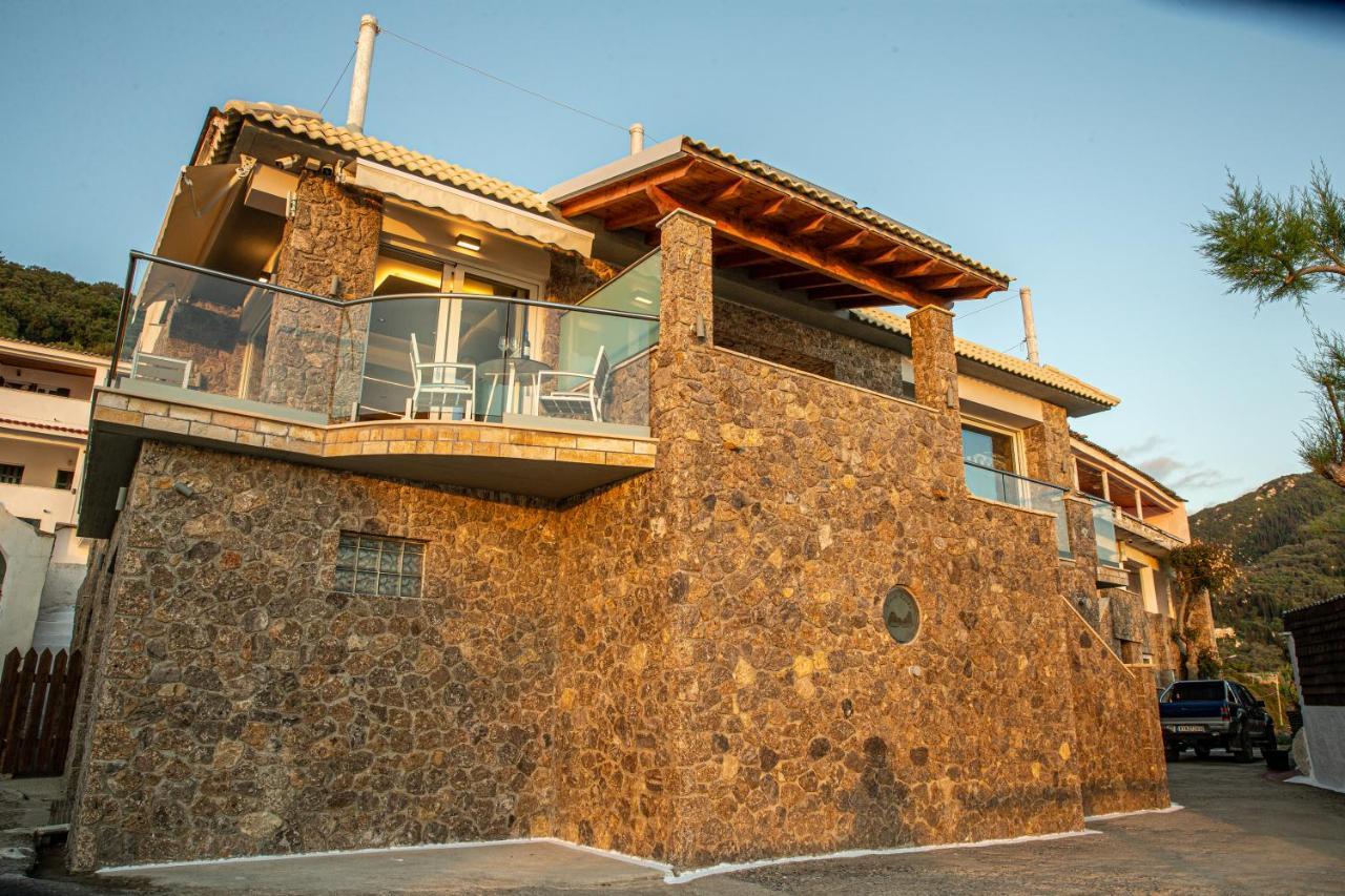 Black Rocks Family, Luxury Seafront Maisonette