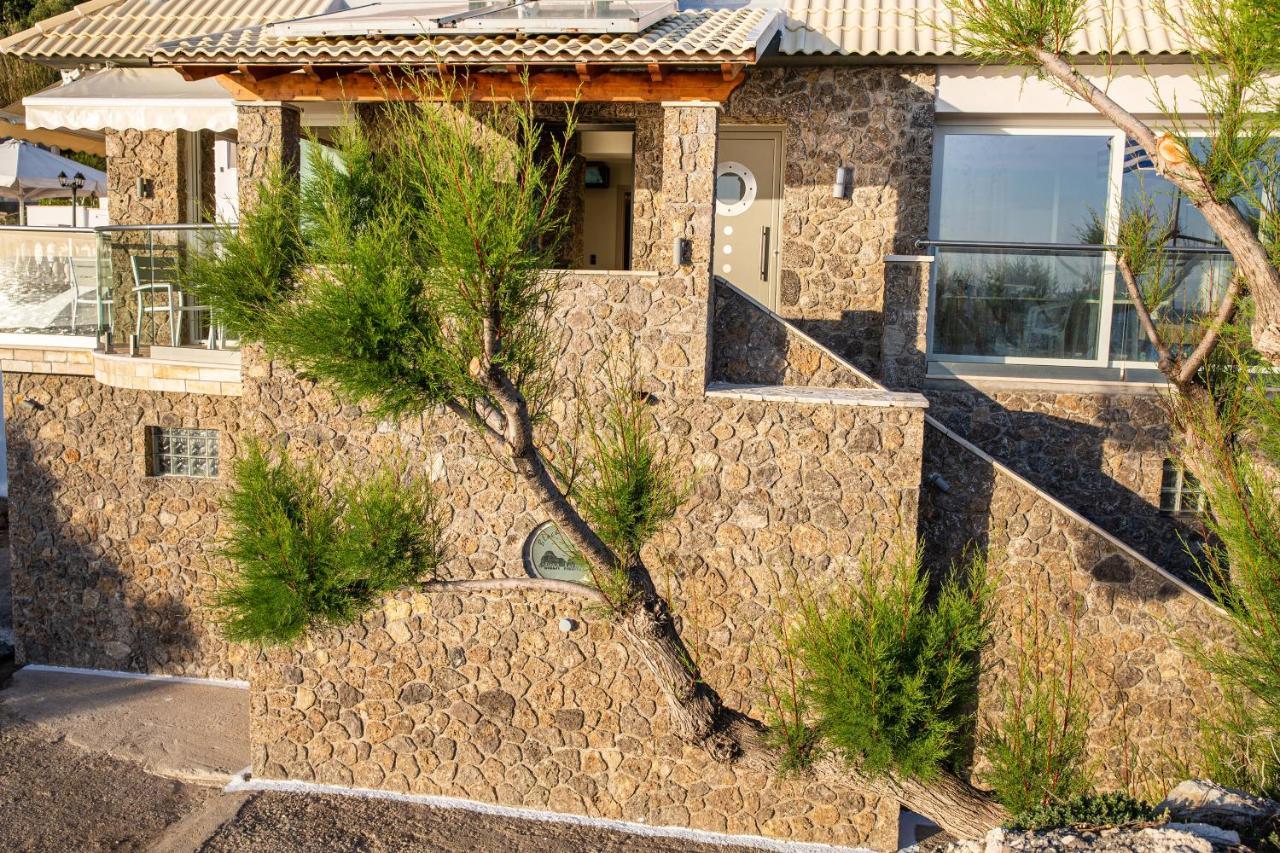 Black Rocks Family, Luxury Seafront Maisonette * Agios Gordios (Corfu)