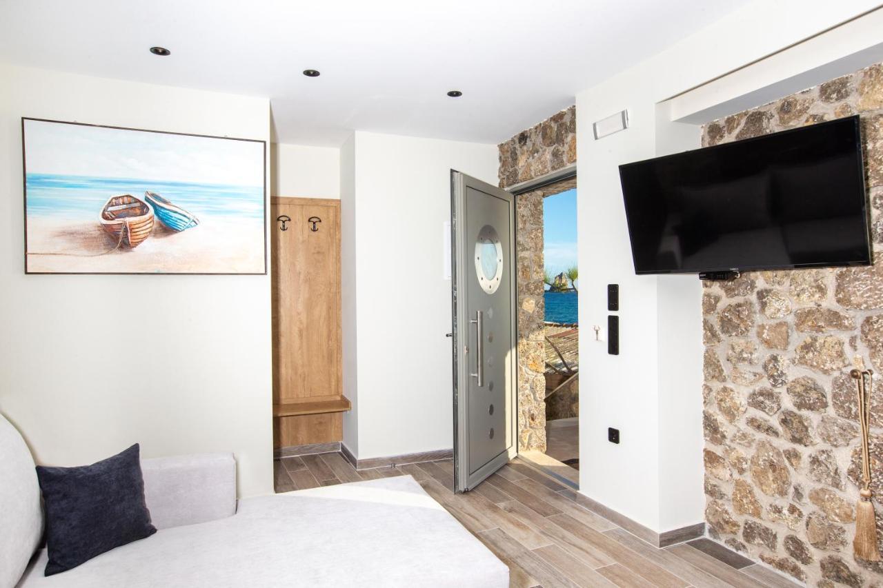 Black Rocks Family, Luxury Seafront Maisonette * Agios Gordios (Corfu)