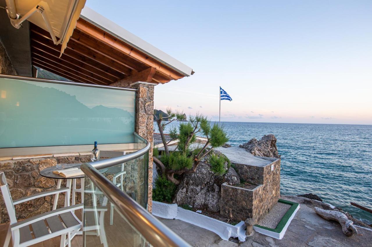 Black Rocks Family, Luxury Seafront Maisonette * Agios Gordios (Corfu)